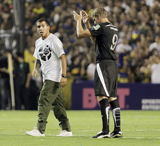 Palermo aplaude Tevez em jogo festivo no la Bombonera, na Argentina