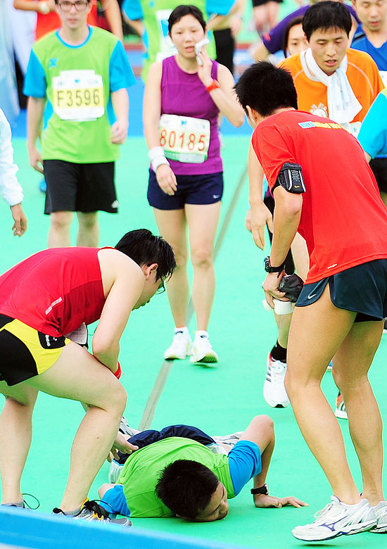 Competidor apenas conhecido pelo sobrenome (Lau) cai logo depois de cruzar a linha de chegada da maratona de Hong Kong