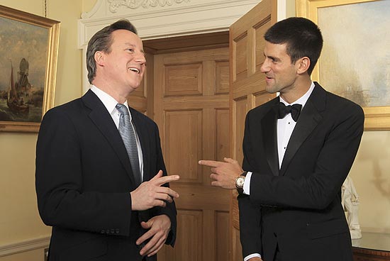O srvio Novak Djokovic conversa com o premi britnico David Cameron antes da premiao; clique na foto e veja galeria