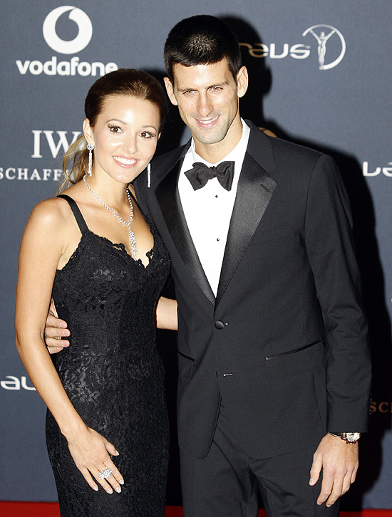 O sérvio Novak Djokovic posa para foto com a namorada, Jelena Ristic; clique na foto e veja galeria