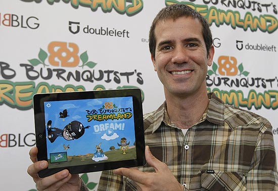 O skatista brasileiro Bob Burnquist em lançamento de jogo para iPad
