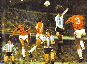 Argentino Tarantini cabeceia a bola durante o 6 a 0 em 1978 