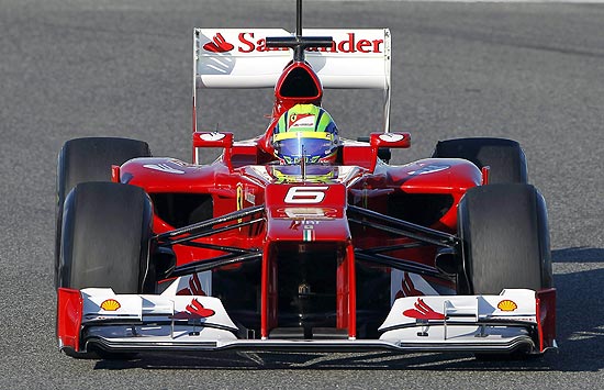 O piloto brasileiro Felipe Massa com a nova Ferrari; clique na foto e veja mais do carro
