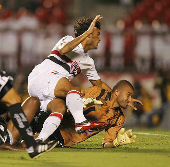 Willian José, do São Paulo, divide com goleiro Alex, do Comercial, para marcar gol