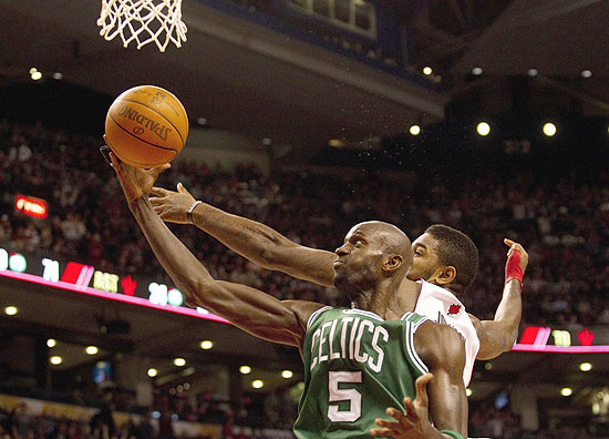 Kevin Garnett (nmero 5), do Boston Celtics, em lance contra o Toronto Raptors