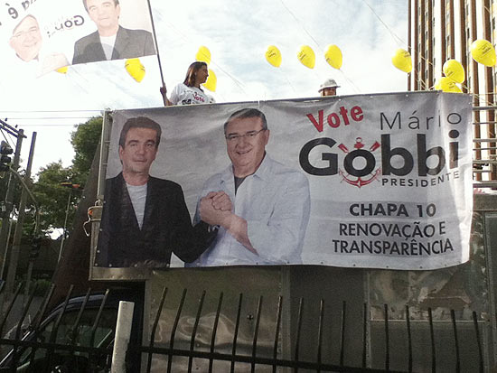 Cartaz mostra Andres Sanchez e Mário Gobbi juntos
