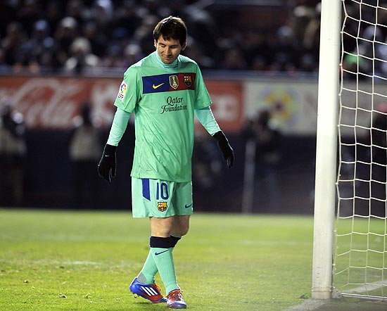 O atacante Messi, do Barcelona, lamenta gol perdido contra o Osasuna