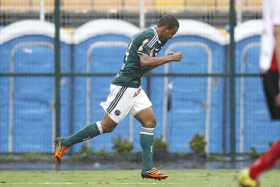 O lateral direito Arthur comemora seu gol sobre o Ituano