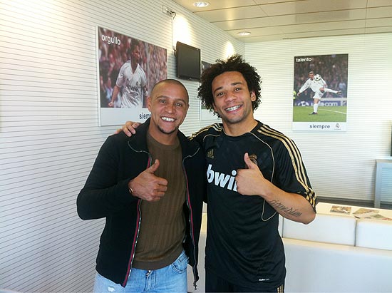 Roberto Carlos com o lateral esquerdo Marcelo