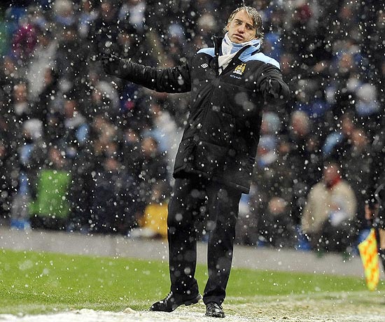 O tcnico Roberto Mancino, do Manchester City, gesticula em jogo pelo Campeonato Ingls