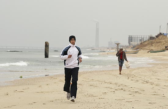 O corredor Bahaa al-Farra treina em praia de Gaza