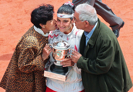 Em foto de 1994, Arantxa  beijada pelos pais Marisa e Emilio, aps conquistar Roland Garros ao vencer a francesa Mary Pierce