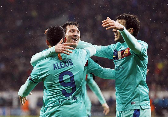 Snchez (de costas), Messi (centro) e Fbregas comemoram um dos gols do Barcelona sobre o Bayer Leverkusen