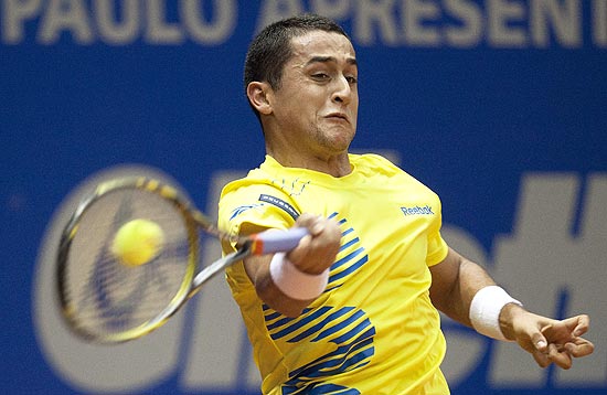 Nicolás Almagro em ação no torneio no Ibirapuera