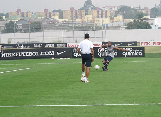 Adriano treina chutes ao gol no CT do Corinthians 