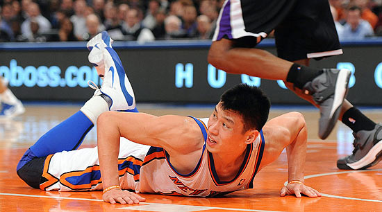 Jeremy Lin cai durante jogo do New York Knicks contra o Sacramento Kings, em Nova York