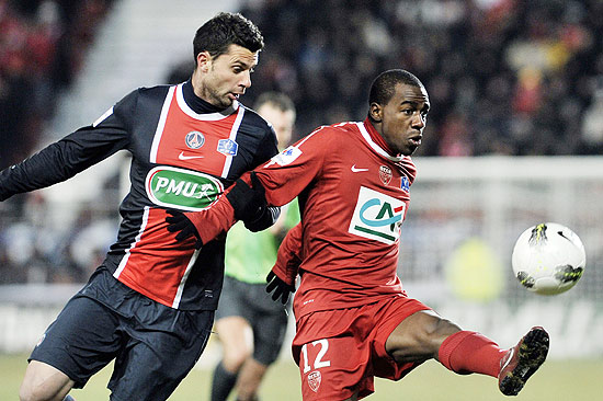 Thiago Motta (esq.), do PSG, em duelo contra o Dijon de Gael Kakuta