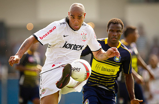 Adriano se esforça para chutar a bola durante jogo no estádio Anacleto Campanella