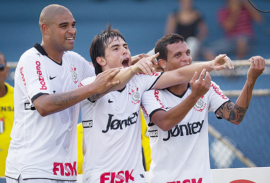 Adriano, Willian e Ramon (da esq. para dir.) comemoram gol do Corinthians sobre o São Caetano