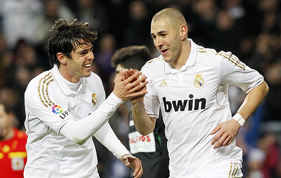 Kaká comemora gol do Real Madrid contra o Racing com o francês Karim Benzema