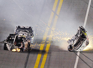 Tetracampeão da Nascar, o piloto Jeff Gordon (à dir.) sofreu forte acidente na etapa de Daytona, mas saiu ileso