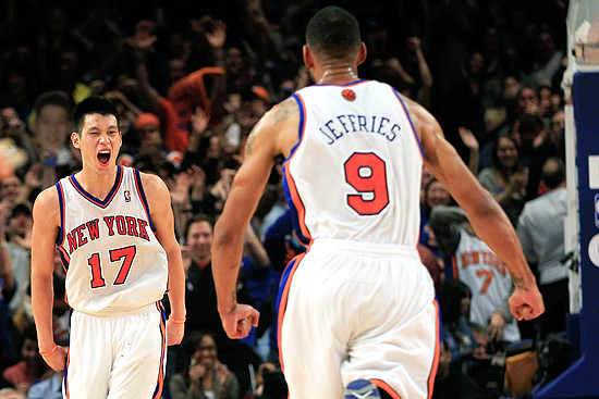 Jeremy Lin (17) vibra com ponto do New York Knicks sobre o Dallas Mavericks