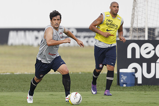 Douglas e Adriano participam de treino do Corinthians