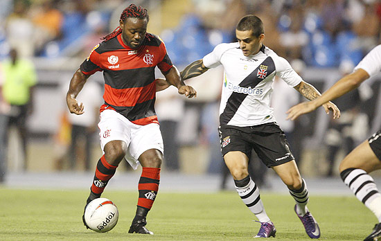 Marcado de perto por Fagner, Vagner Love tenta uma jogada para o Flamengo na partida contra o Vasco