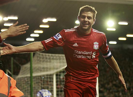 Steven Gerrard comemora gol do Liverpool contra o Brighton e Hove Albion