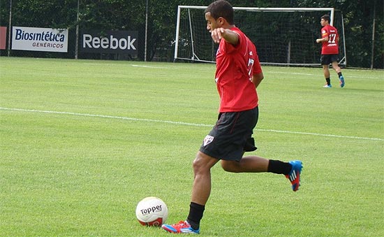 Lucas treina no CT do São Paulo