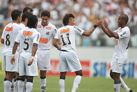 Jogadores do Santos comemoram gol de Neymar (11)