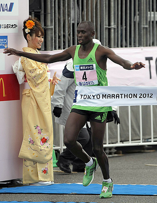 Queniano vence maratona em tóquio