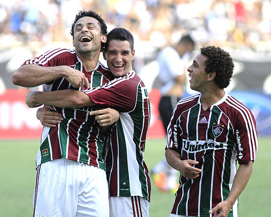 Fred é abraçado por Thiago Neves na comemoração do gol do Fluminense