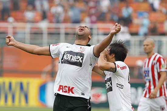 Adriano vibra com gol marcado contra o Botafogo, pelo Campeonato Paulista