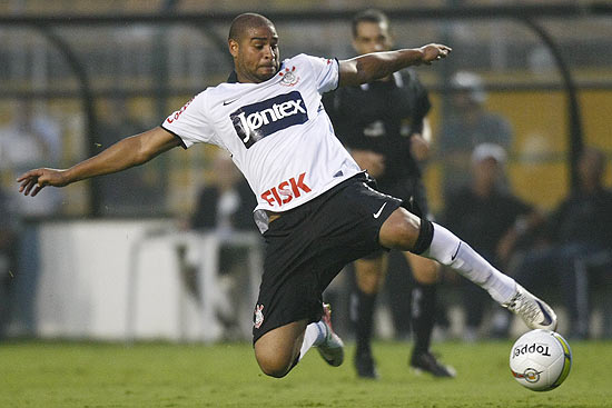 Adriano em lance contra o Botafogo, no Pacaembu; uniforme tinha a marca de preservativo