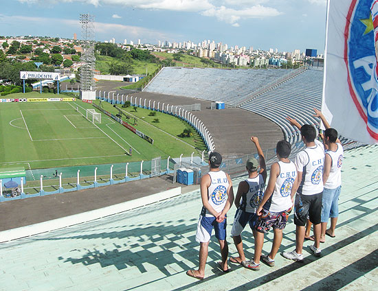 Membros de torcida uniformizada de Prudente no estádio da cidade