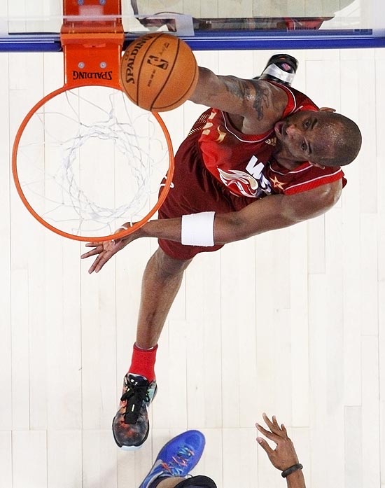 Kobe Bryant sobe para fazer a cesta durante o jogo das Estrelas da NBA