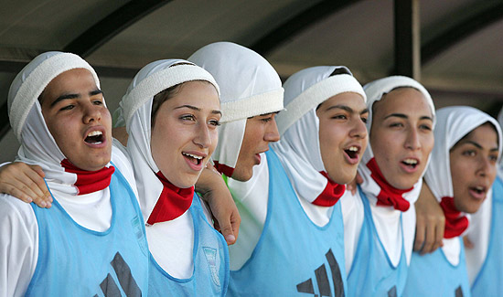 Com o véu islâmico, jogadoras do Irã celebram vitória contra a Síria, em 2007