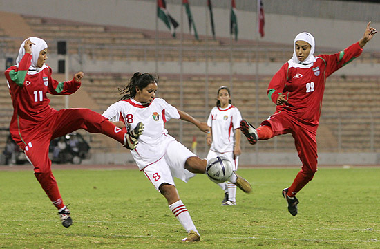 Iranianas em jogo contra a seleção da Jordânia (de branco), em 2005