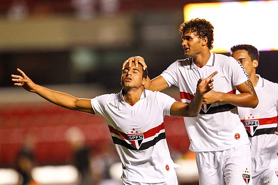 Lucas abre os braços para comemorar um gol pelo São Paulo no Campeonato Paulista
