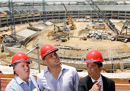 Ronaldo e Bebeto, ao lado do presidente do Tribunal Superior do Trabalho, João Oreste Dalazen, em visita às obras do Maracanã