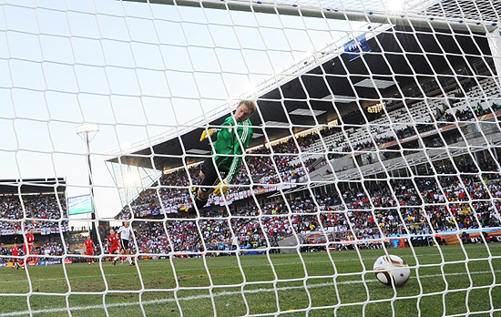 Bola ultrapassa a linha no jogo entre Alemanha x Inglaterra, mas não é percebi da pela arbitragem, na Copa-2010