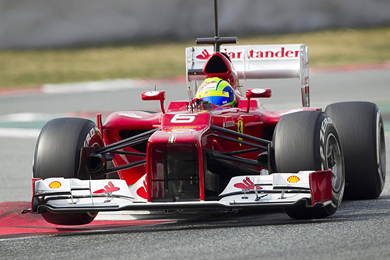 Felipe Massa em ação com sua Ferrari em Barcelona
