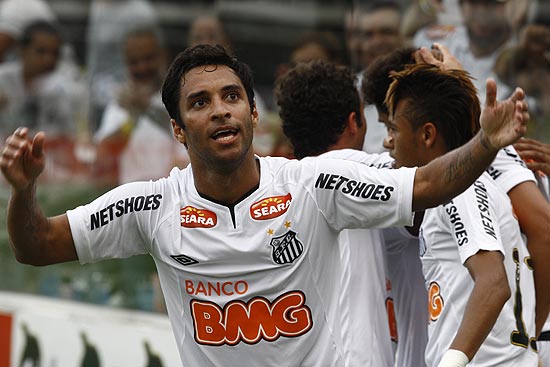 Ibson comemora o seu gol para o Santos na partida contra o Corinthians
