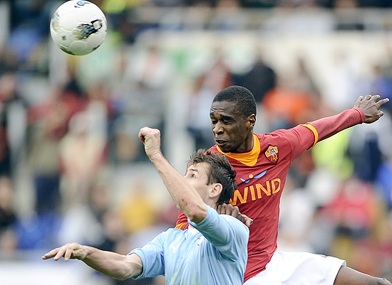 O zagueiro Juan disputa bola com o atacante Miroslav Klose, no clássico entre Roma e Lazio