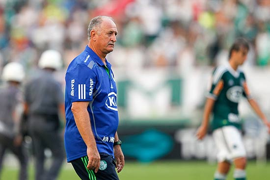 O técnico Luiz Felipe Scolari deixa o campo após o empate entre Palmeiras e São Caetano