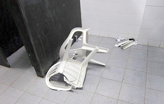 Cadeira aparece quebrada no vestiário após o jogo 