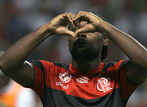 Vagner Love festeja gol sobre o Emelec