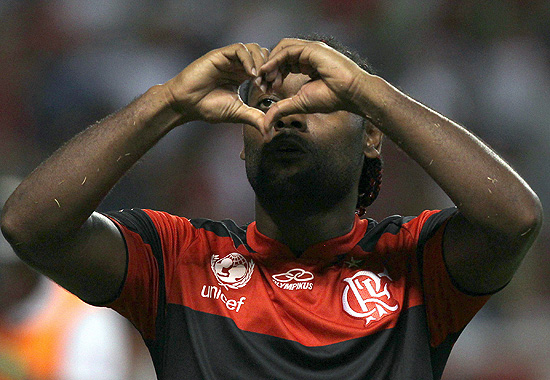 Vagner Love comemora gol contra o Emelec, no Engenhão