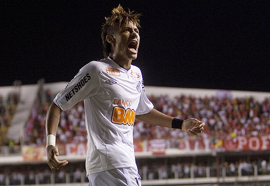 Neymar comemora gol pelo Santos na partida contra o Internacional, pela Taça Libertadores